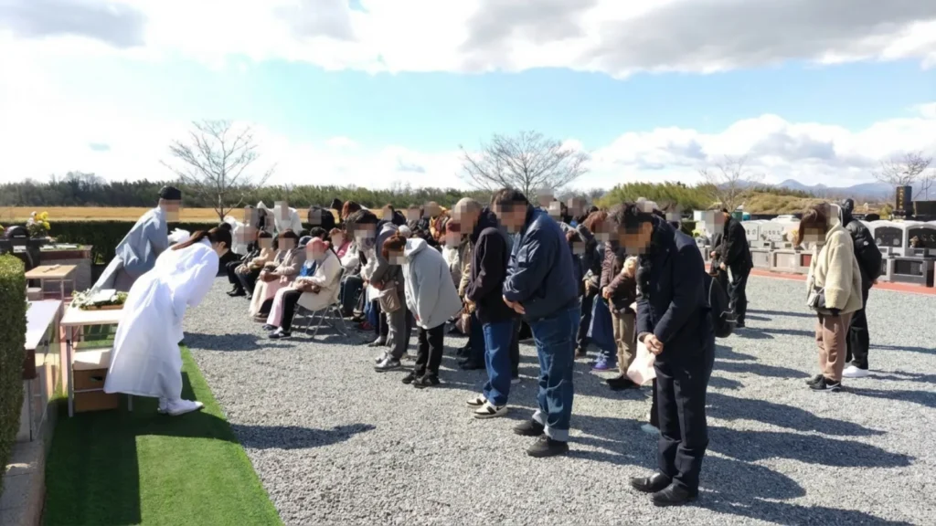 合同供養の様子1。ゴダイでは日々のご供養と、親族を招いた合同供養を定期的に行っている。